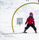 Barn åker slalom i Malå