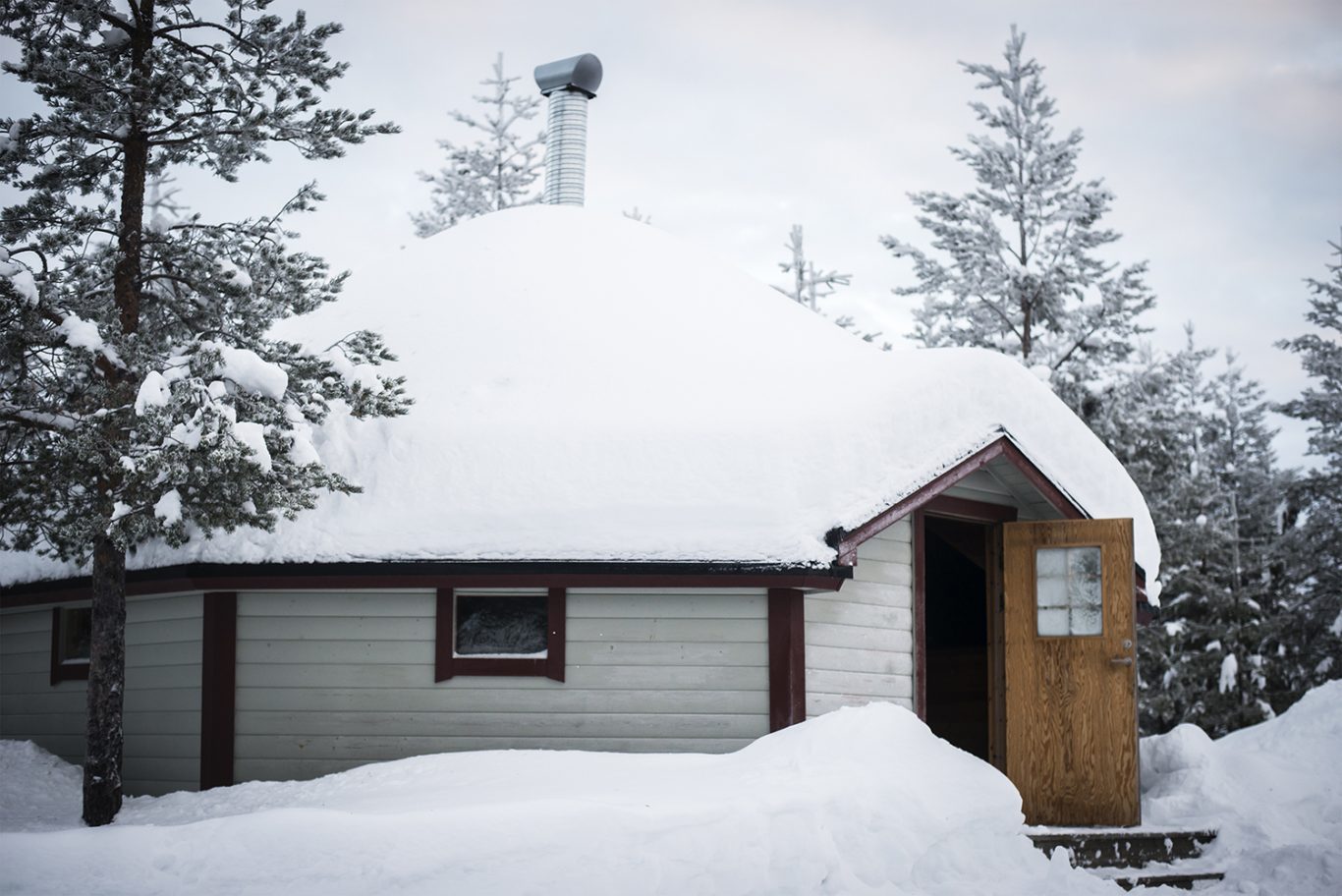 Kåta i vinterskrud vid Vildmarkscamp i Malå