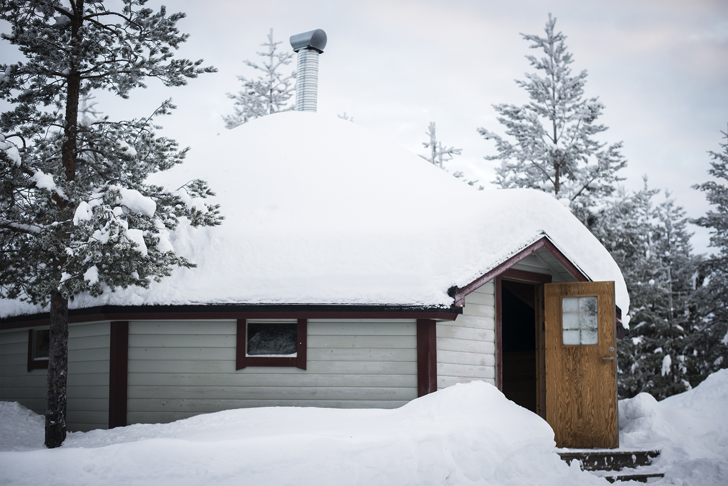 Kåta i vinterskrud vid Vildmarkscamp i Malå